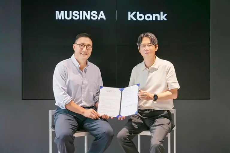 서울 성수동 무신사 본사에서 강병주 사업본부장(오른쪽), 최영준 무신사페이먼츠 대표 겸 무신사 CFO(왼쪽)가 업무협약식에 참석해 기념촬영을 하고 있다.