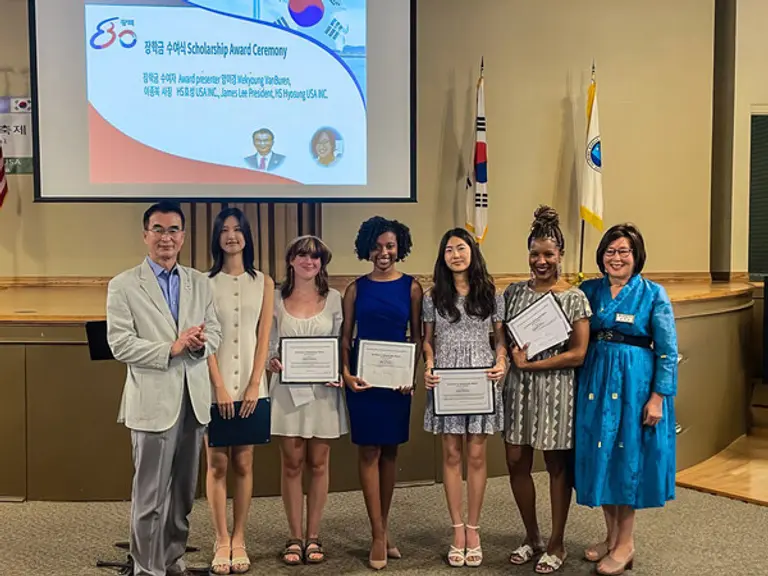 이종복 HS효성USA 법인장(왼쪽)이 美 앨라배마 지역 우수학생들에 장학금 전달하고 기념촬영을 하고 있다. (사진제공=HS효성)