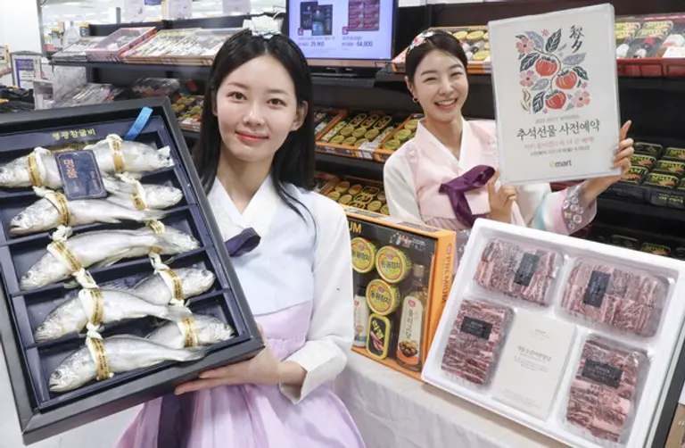 이마트 용산점에서 모델들이 사전예약에 돌입한 이마트 추석 선물세트를 소개하고 있다. 이마트는 9월 26일까지 추석 사전예약 프로모션을 진행한다. (사진제공=이마트)