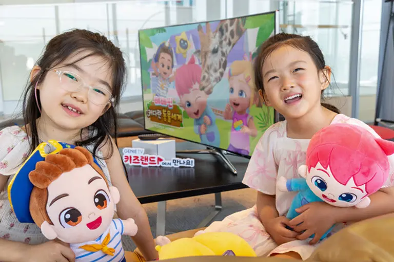 아이들이 KT 지니 TV 키즈랜드에서 키즈랜드 자연백과 시즌4 ‘베베핀: 커다란 동물 세계’를 시청하고 있다. (제공 KT)
