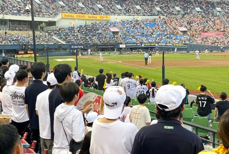 ‘교촌1991 브랜드 데이’에 초청된 아동·청소년들이 서울 잠실야구장에서 열린 LG 트윈스전을 관람하며 즐거운 시간을 보내고 있다