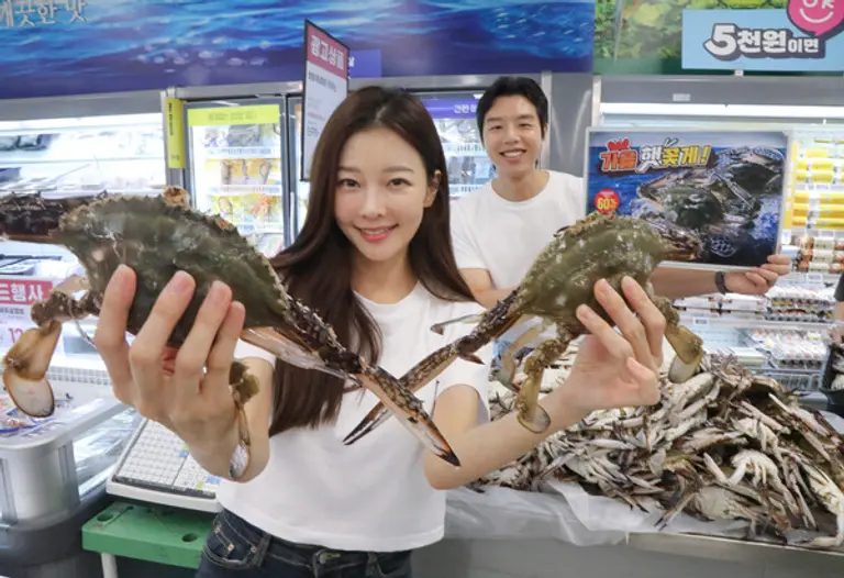 이마트 수원점에서 모델들이 가을 햇 꽃게를 소개하고 있다.(사진=이마트)