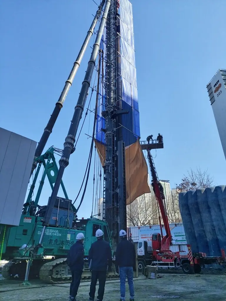 건설신기술로 지정된 공삭공 공법인 ‘일체형’으로 체결된 본 말뚝과 보조파일을 시공하기 위해 준비하는 모습. (사진제공=현대엔지니어링)