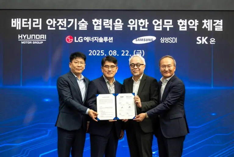 (왼쪽부터) LG에너지솔루션 대표이사 김동명 사장, 현대차·기아 R&D본부장 양희원 사장, 삼성SDI 대표이사 최주선 사장, SK온 대표이사 이석희 사장. (제공 현대차)