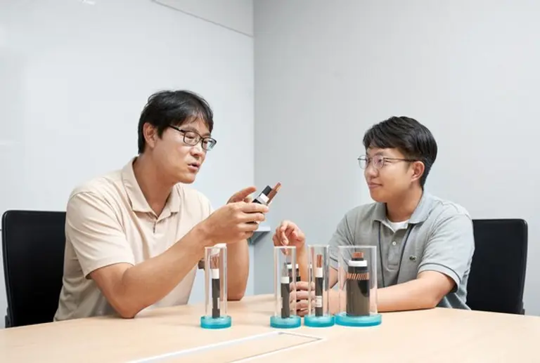 LS전선 직원들이 국내 최초로 개발한 AC·DC 겸용 PP 케이블에 대해 논의하고 있다. (사진제공=LS전선)