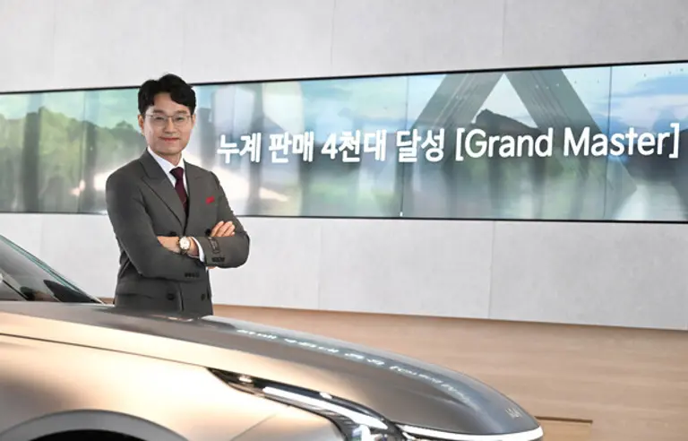 기아 이성흠 선임 오토컨설턴트가 Kia 360에서 기념 촬영을 하는 모습. (제공 기아)