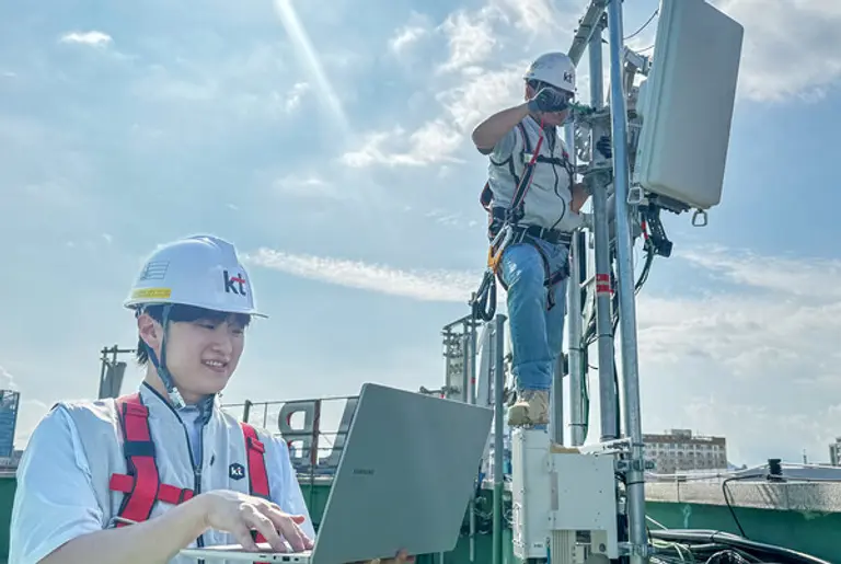 KT 직원들이 AI-RAN 기술 검증을 진행하는 모습. (제공 KT)