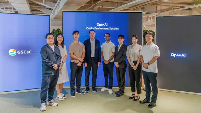 서울 종로구 GS건설 본사서 21일 GS건설 허윤홍 대표(사진 왼쪽 4번째) 및 관계자와 OpenAI 담당자들이 기념사진을 촬영하고 있다 (사진=GS건설) 