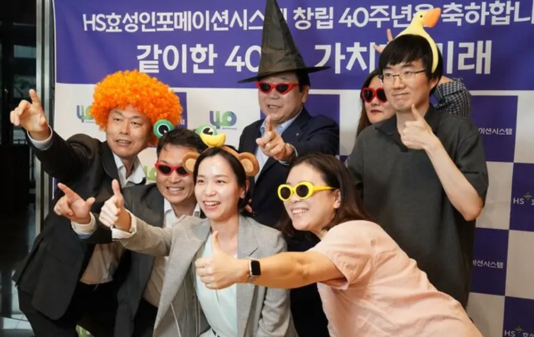 HS효성인포메이션시스템 양정규 대표와 임직원들이 포토 부스에서 이벤트를 즐기고 있다. (사진제공=HS효성)