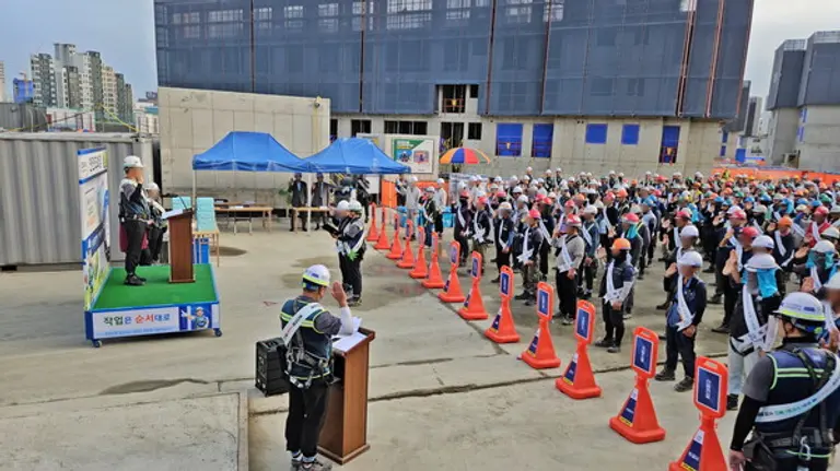 KCC건설이 전국 현장에서 중대재해 ZERO를 위한 안전한 일터 조성 캠페인’ 선포식을 열었다. (사진제공=KCC건설)