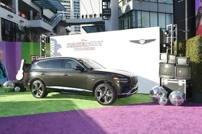 영화 ‘프리키 프라이데이 2’에서 딸 애나(린제이 로한 분)의 차량인 제네시스 GV80. (제공 제네시스)