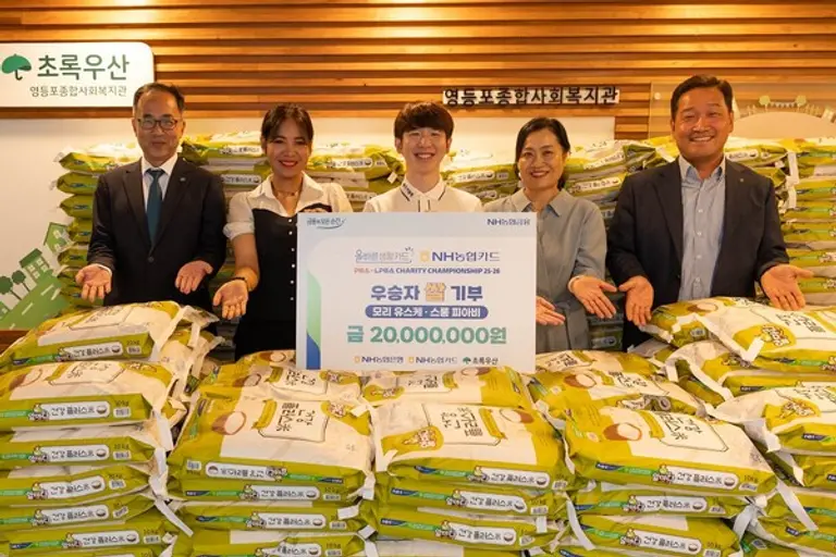 초록우산 나눔마케팅본부 신경근 본부장, 스롱 피아비 선수, 모리 유스케 선수, 초록우산 영등포종합사회복지관 진용숙 관장, NH농협은행 스포츠단 임영섭 단장이 기념사진 촬영을 하고 있다.