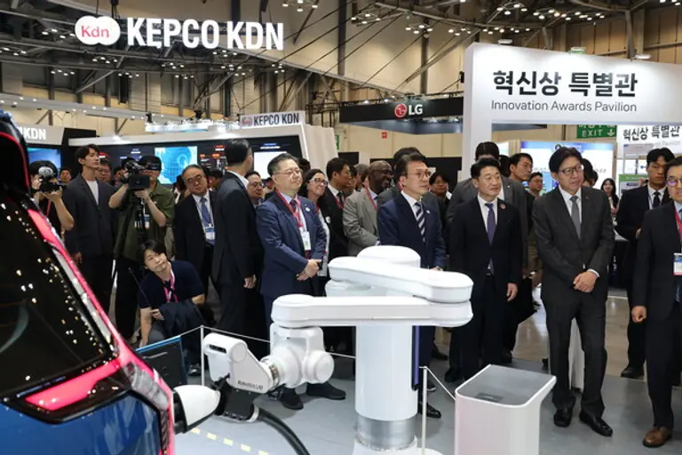 김민석 국무총리와 박일준 대한상의 상근부회장 등 관계자들이이 기후산업국제박람회를 순람하고 있다. (사진=대한상공회의소)