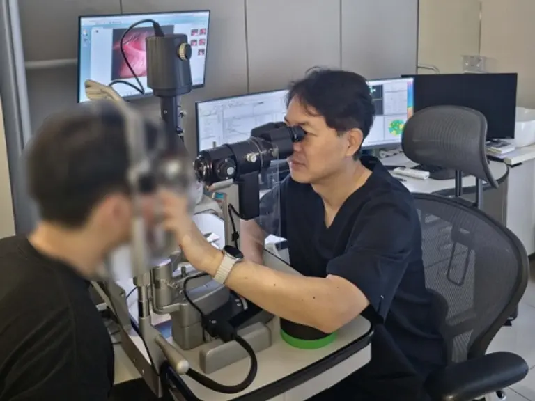 사진: 퍼스트삼성안과 최성호 원장 진료 사진