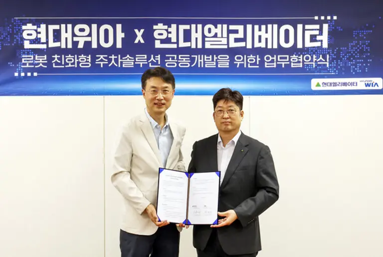 이원해 현대엘리베이터 승강기사업본부장(오른쪽)과 백익진 현대위아 모빌리티솔루션사업부장. (제공 현대엘리베이터)