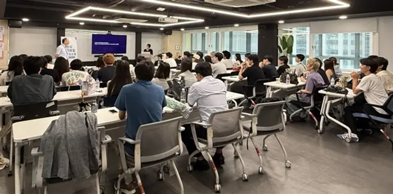 2025 서울창조경제혁신센터-Jetro Seoul 니혼대학 학생 연수단 강의 청취하는 모습