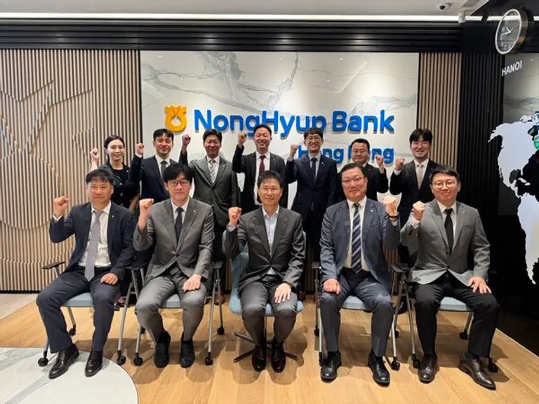 30일 농협은행 홍콩지점에서 강태영 은행장(가운데)과 농협은행의 아시아권 국외점포장들이 간담회 후 기념촬영을 갖고 있다. 