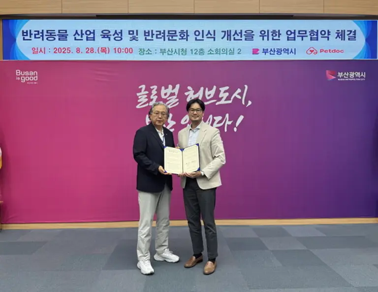 지난 28일 부산시청에서 열린 업무 협약식에서 부산시청 푸른도시국장 안철수(왼쪽)와 펫닥 오태환 대표(오른쪽)가 기념촬영을 하고 있다. (사진=부산시 제공)