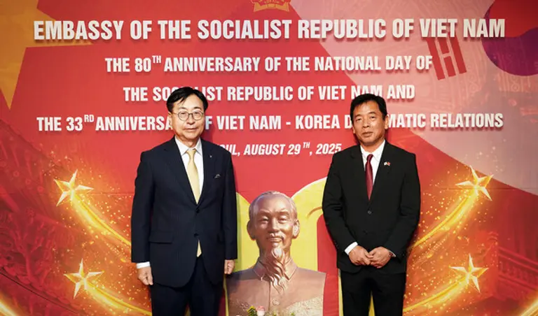 임진달 HS효성첨단소재 대표이사(왼쪽)가 부 호(Vu Ho)주한 베트남 대사와 기념촬영을 하고 있다. (사진=HS효성첨단소재)