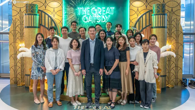 GS건설 허윤홍 대표(사진 가운데)가 GS아트센터에서 뮤지컬 위대한 개츠비 관람에 앞서, 공연장을 찾은 직원들과 함께 기념사진을 촬영하고 있다 (사진=GS건설)