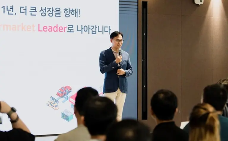 SK스피드메이트 출범 1주년 기념행사에서 구성원들에게 감사인사를 전하는 안무인 SK스피드메이트 대표. (제공 SK스피드메이트)