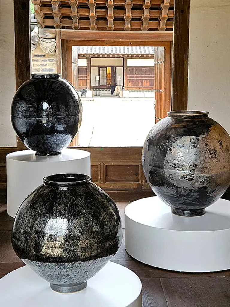 ‘K-헤리티지 아트전, 낙선재遊_이음의 합(合)’에 전시된 흑자 달항아리