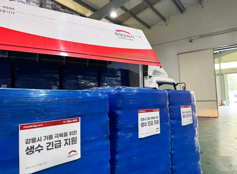 희망브리지가 파주 재해구호물류센터에서 제주개발공사가 기부한 생수를 강릉시 가뭄 극복 지원을 위해 차량에 싣고 있다(사진제공=희망브리지)