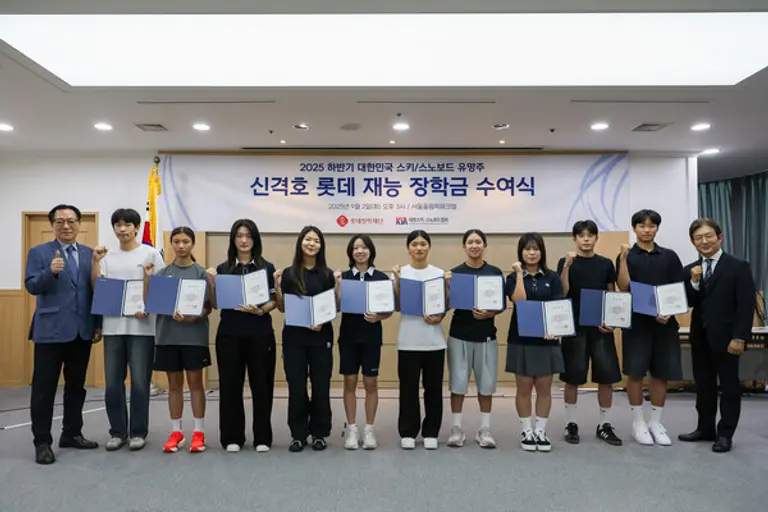 장학생들이 수여식에서 장학증서와 함께 단체사진을 촬영하고 있다. 