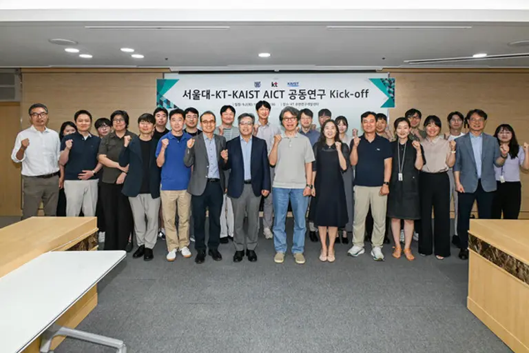2일 서울 서초구 KT 우면연구센터에서 열린 워크숍에 참석한 관계자들이 기념촬영을 하는 모습. (제공 KT)