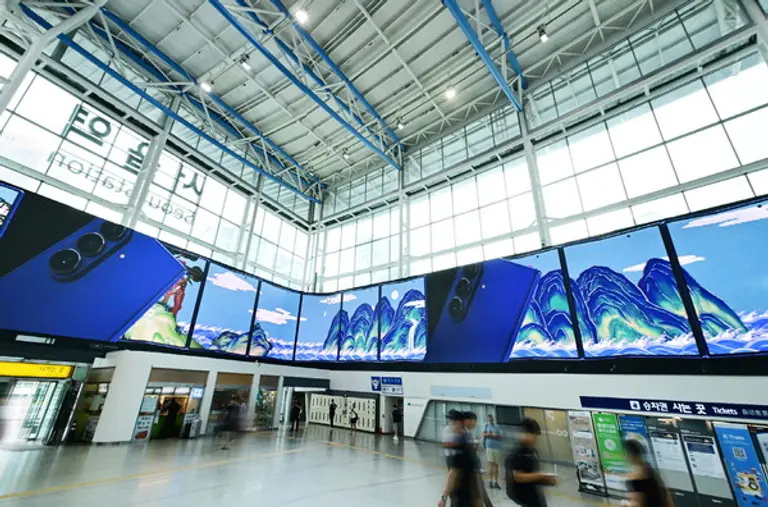 삼성전자가 서울역에서 진행하는 ‘갤럭시 Z 폴드7∙Z 플립7’ 초대형 미디어아트 디지털 옥외광고 모습. (제공 삼성전자)