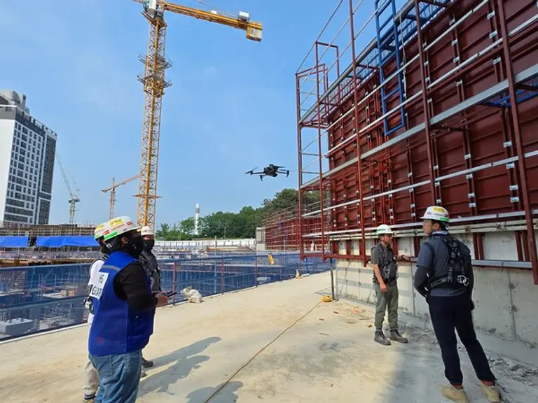 HDC현대산업개발 시공 현장에서 드론을 활용해 현장 관리를 하는 모습 (사진=HDC현대산업개발)