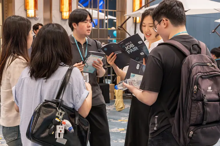 사진은 잡페어 현장에서 에이블스쿨 7기 교육생들이 취업 정보를 얻고 있는 모습 