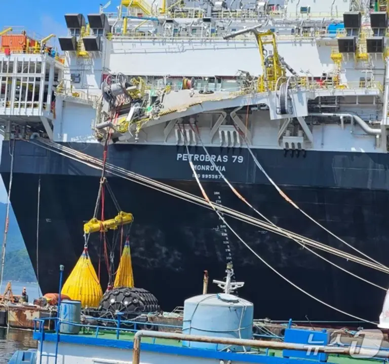 3일 오전 11시 56분쯤 경남 거제시 한화오션 사업장 내 해양플랜트 선박 선미 상부 구조물에서 외국인 감독관이 해상으로 추락하는 사고가 발생했다. 사진은 사고 현장 모습