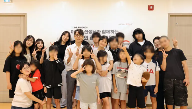 이낙준 작가가 개능기부 강연을 마친 후 원주아동센터 아동 및 관계자들과 함께 기념촬영을 하고 있다. (사진제공=희망브리지)