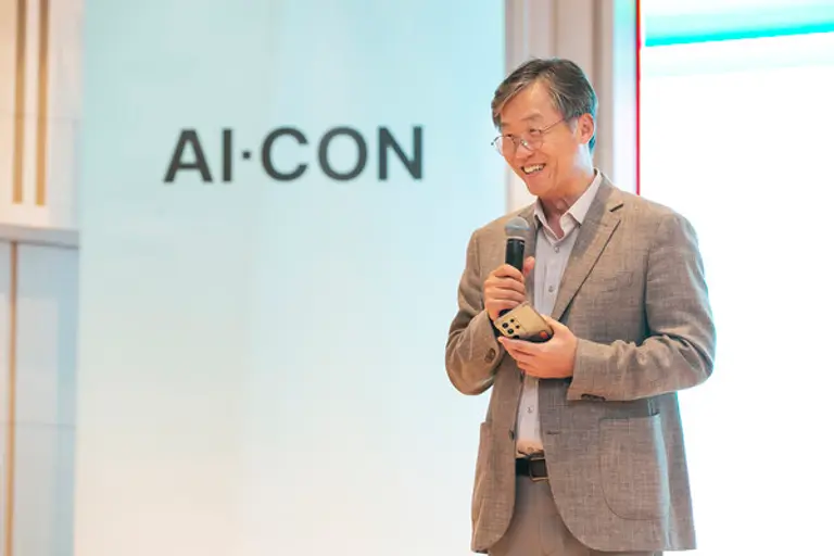 케이뱅크 최우형 은행장이 4일 케이뱅크 본사에서 열린 ‘AI CON’에서 환영사를 하고 있다.