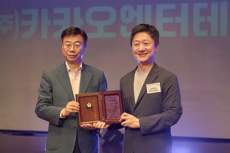 조한규 카카오엔터테인먼트 대외협력실장(우), 신상진 성남시장, (제공 카카오)