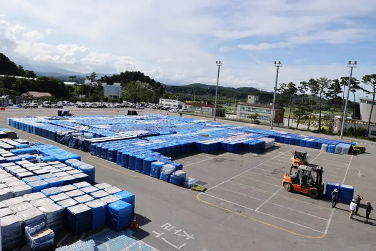 동아쏘시오홀딩스는 전국재해구호협회와 함께 가뭄 피해를 겪고 있는 강릉시에 생수 40만 병을 긴급 지원했다. 사진은 지원을 위해 강릉 아레나에 모인 생수. (사진=희망브리지)