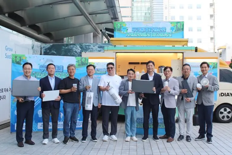 허서홍 GS리테일 대표(오른쪽에서 4번째)를 비롯한 임원 및 GS25 가맹 경영주 등이 3일, GS타워에서 열린 폐전자제품 수거 행사에 참여해 기념 사진을 찍고 있다.