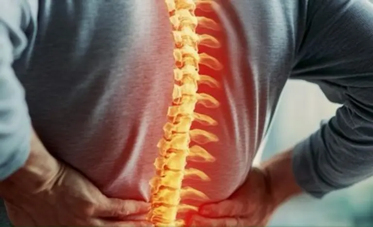 허리 통증을 느끼는 사진 (출처: 정동병원)