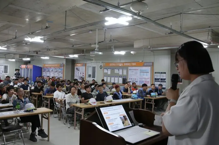 외국인 근로자들이 외국인 안전문화 지도사의 강의를 경청하고 있다. (사진=한화 건설)
