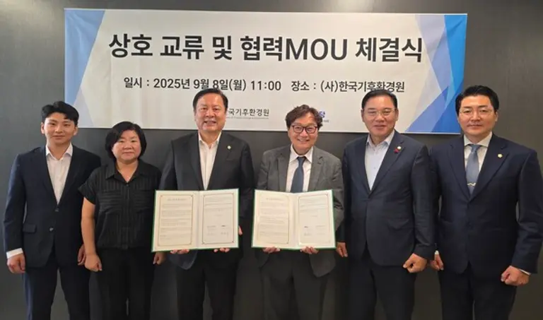  (왼쪽부터) 김윤환 성남시의원, 박경희 성남시의원, 조정식 더불어민주당 전국기초의회의원협의회 기후위기·탄소중립특별위원장, 전의찬 한국기후환경원장, 이윤재 서울시 중랑구의원, 김기남 김포시의원. (제공 기후환경원)