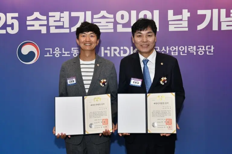 2025년 대한민국 명장으로 선정된 HD현대중공업 고민철 기사(왼쪽)와 HD현대삼호 유동성 기원(오른쪽). (제공 HD현대)