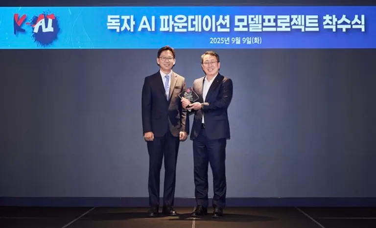 배경훈 과학기술정보통신부장관이 유영상 SK텔레콤에게 ‘K-AI’ 앰블럼이 새겨진 상패를 수여하는 모습. (제공 SK텔레콤)