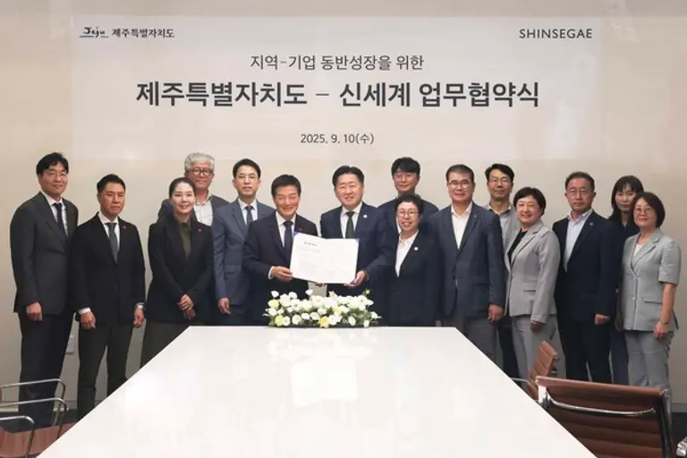 신세계백화점과 제주도가 10일 서울 서초구 신세계백화점 본사에서 박주형 ㈜신세계 대표이사, 김선진 신세계백화점 영업본부장, 장수진 신세계백화점 상품본부장, 오영훈 제주특별자치도 도지사 등 주요 관계자들이 참석한 가운데 업무협약식을 진행했다. (사진=신세계백화점)