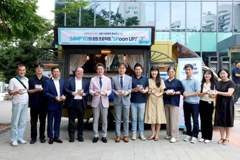 9일 성동구 소월아트홀에서 열린 ‘제26회 사회복지의 날’ 기념행사에서 정원오 성동구청장(왼쪽에서 다섯 번째)과 유용재 삼표그룹 사회공헌단 상무(왼쪽에서 여섯 번째) 등이 기념촬영을 하고 있다. (사진 제공=삼표그룹)