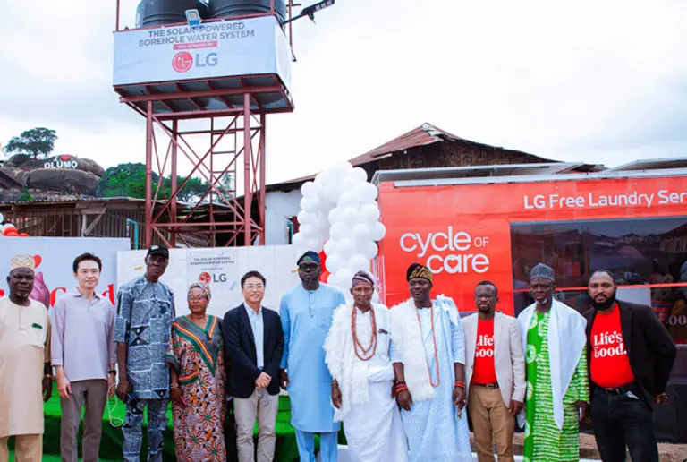 LG전자가 최근 나이지리아 아베오쿠타에 별도의 전력 공급원 없이 태양광만으로 24시간 깨끗한 물을 공급하는 식수 시설과 이동식 무료 세탁방을 지원했다. (제공 LG전자)