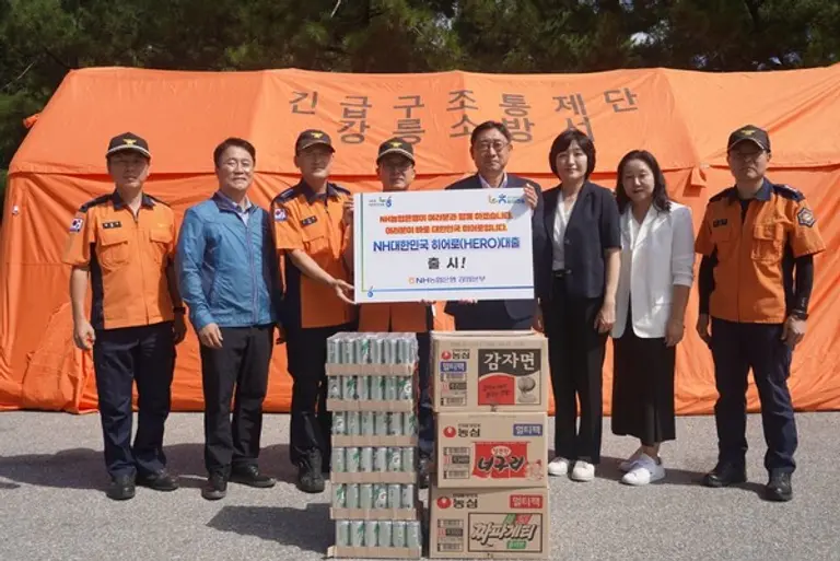 22일 강릉 강북공설운동장에서 열린 전달식에서 농협은행 김기연 강원본부장(우측 네번째), 이상현 강릉소방서장(우측 다섯번째) 및 관계자들이 기념촬영을 하고 있다.