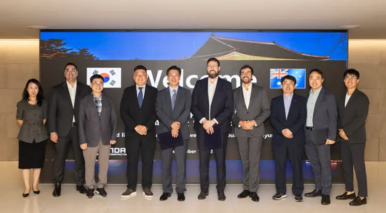 서울 종로구에 위치한 현대건설 계동 본사에서 현대건설 김경수 글로벌사업부장(왼쪽에서 다섯 번째)과 오스넷 조나단 디실바(jonathan D