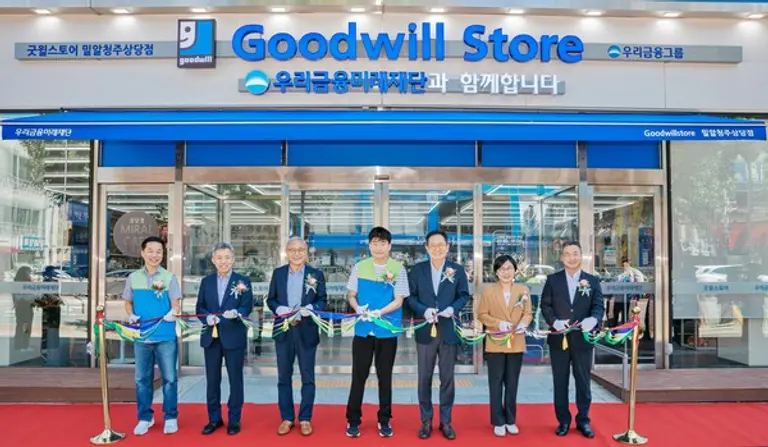 (왼쪽부터) 굿윌스토어 밀알청주상당점 김승배 원장, 한국굿윌산업협회 유영균 대표, 밀알복지재단 굿윌부문 한상욱 부문장, 굿윌스토어 밀알청주상당점 이용훈 사원, 우리금융미래재단 장광익 사무국장, 청주복지재단 최은희 상임이사, 우리은행 청주금융센터 이왕재 센터장이 기념촬영을 하고 있다.