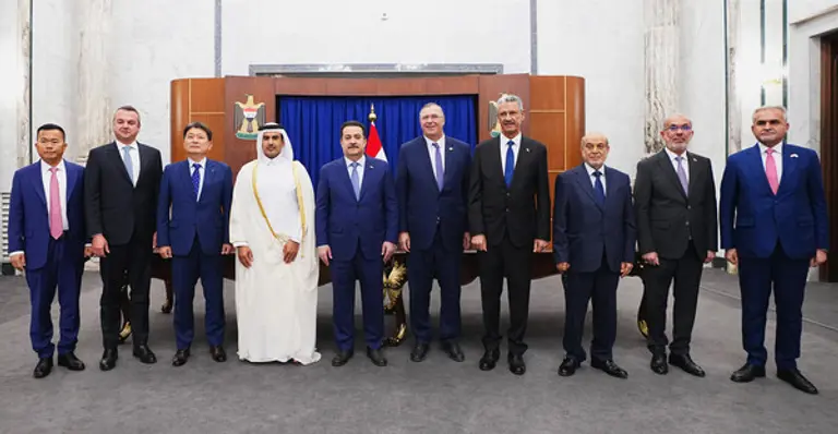 14일(현지 시간) 이라크 총리실에서 열린 계약 서명식에서 현대건설 류성안 플랜트사업본부장(왼쪽에서 3번째)과 이라크 모하메드 시아 알수다니 총리(왼쪽에서 5번째)를 비롯한 관계자들이 계약을 체결한 후 기념사진을 촬영하고 있다. .(사진제공=현대건설)